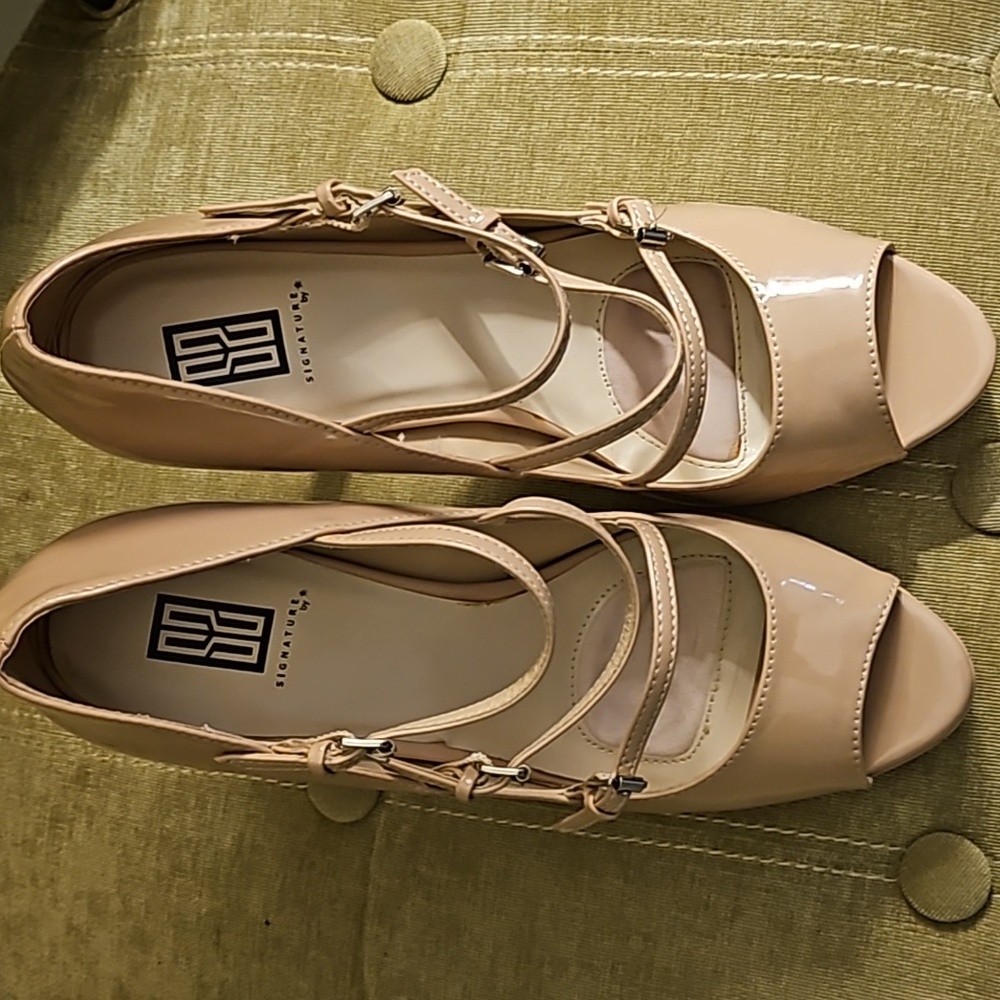 Signature beige patent Maryjane stilletos sz 9 1/2